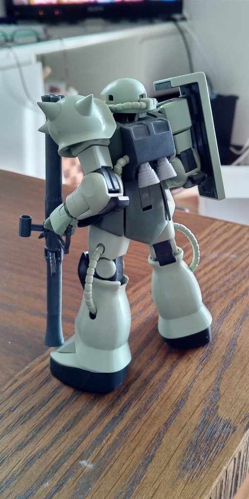 バックパックには当時出たてのバーニアをくっつけてあります。頭部は配線を逃す切り欠き加工をしました。バラして全塗装できるのです。