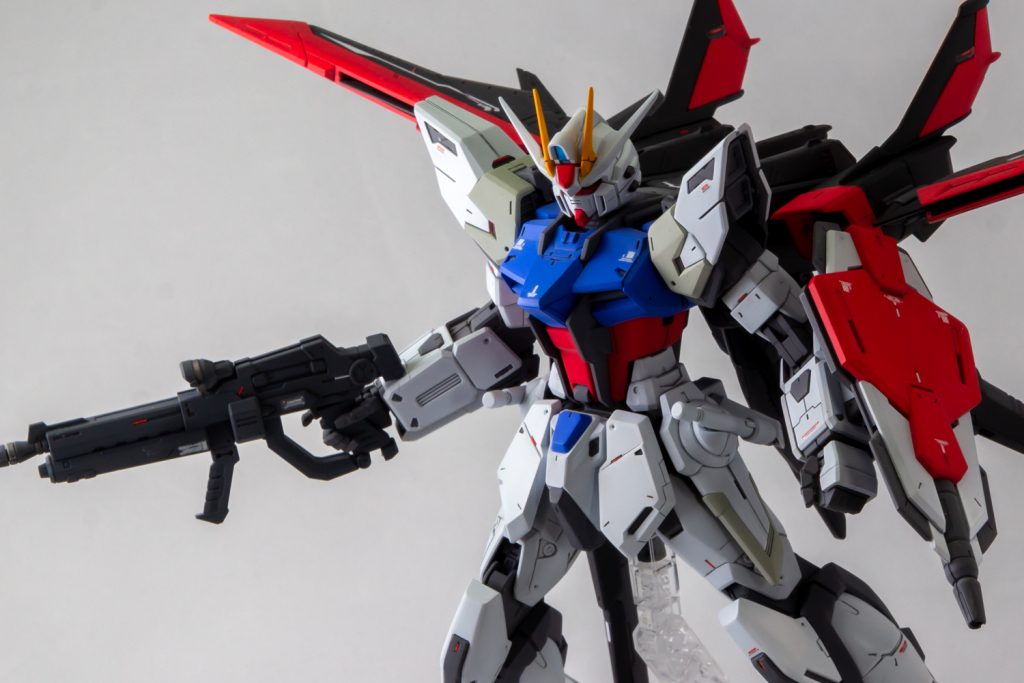 キット的にはVer.RMストライクベースで、元キットの発売から10年経った現在でも、最近のキットと遜色のない物ですので、プロポーションには特に手を入れず基本工作を丁寧に行い、スジボリの掘り直しと追加、スリット加工とレッドポイントの埋め込みなどを施しています