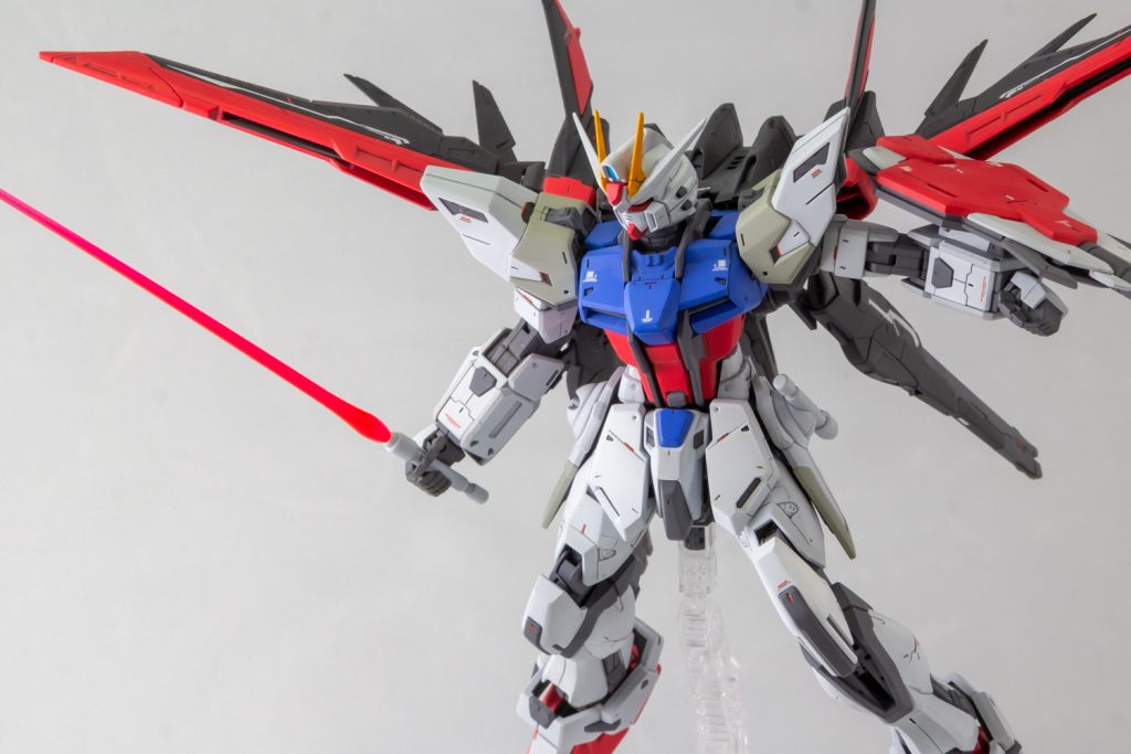 カラーを黒赤にすると一気にエールストライカーの系譜に見えますね