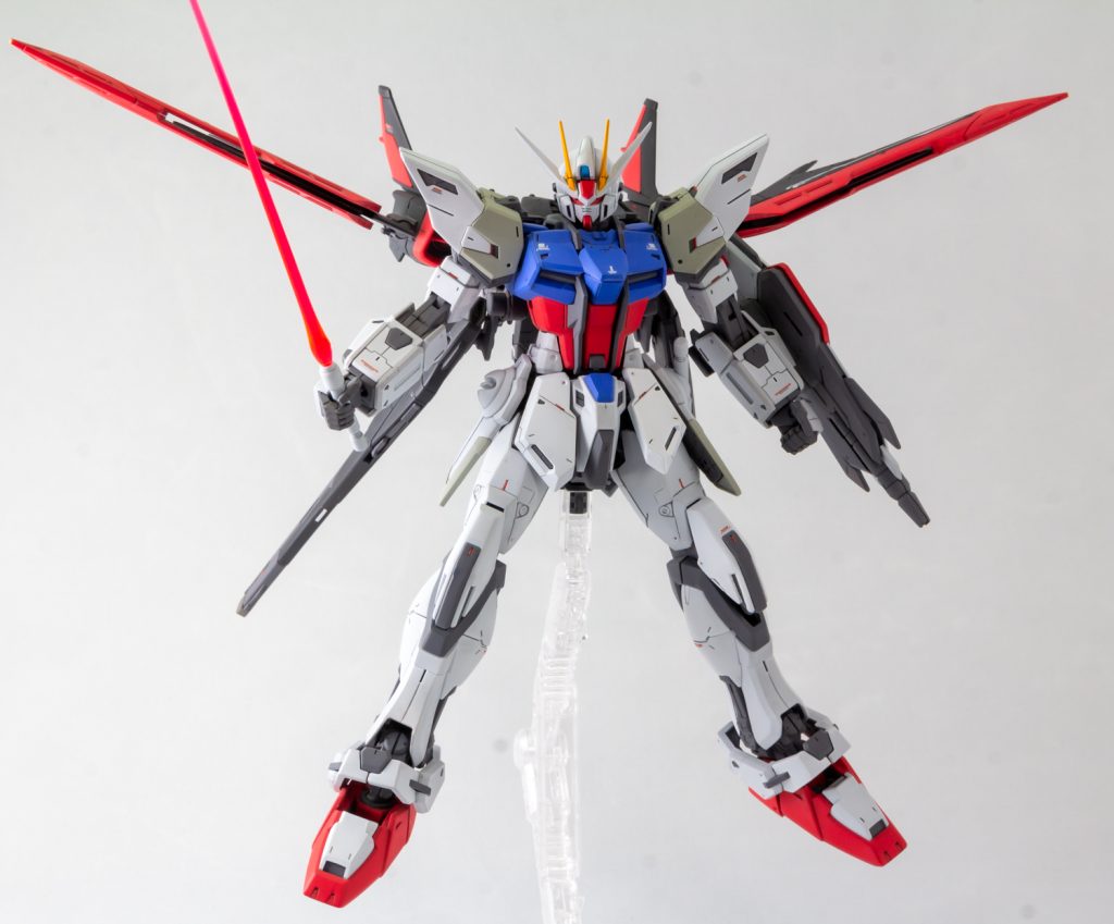 ビルドブースターは「オオトリをベースに制作」ということで通常時は滑空用のウイングとして使用、本体同様に塗装もエールストライカーに寄せています