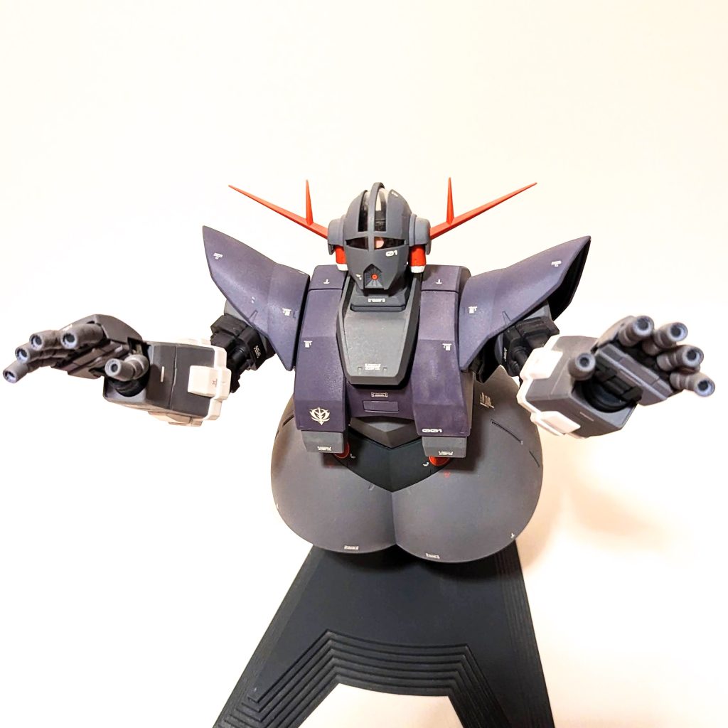 MG 1/100 ジオング　前面③飛行イメージ。え〜い。ガンダムを見失うとは…。と、こう見るとRGほどではないですが、シンプルなジオングが楽しめます🤤