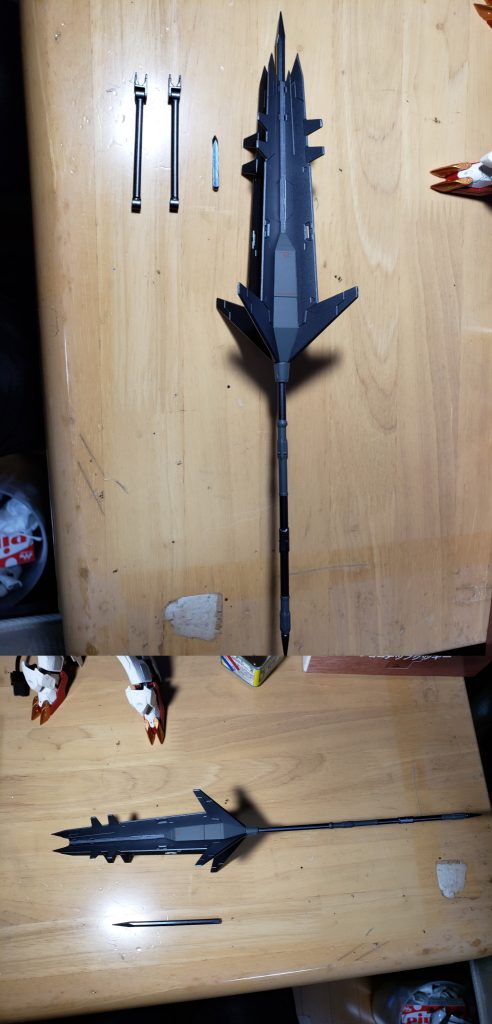 武器および追加パーツはこちらです。延長した状態のサブアームは付け替え式で、かかとのパイルバンカーは差し込み式で再現。超大型メイスも柄と、パイルバンカーをMGのものに変更しました。