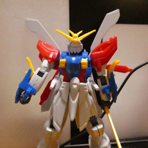  今回から旧キット1/144ゴッドガンダムを作っていきます。まだ初心者なので下手なところがあるかもしれませんが、頑張ります。腕を伸ばしたり、肩アーマーを横に縮めたり、肩幅を広げたりしていきたいです。（1枚目）