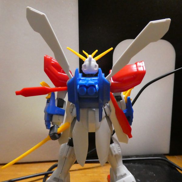  今回から旧キット1/144ゴッドガンダムを作っていきます。まだ初心者なので下手なところがあるかもしれませんが、頑張ります。腕を伸ばしたり、肩アーマーを横に縮めたり、肩幅を広げたりしていきたいです。（2枚目）