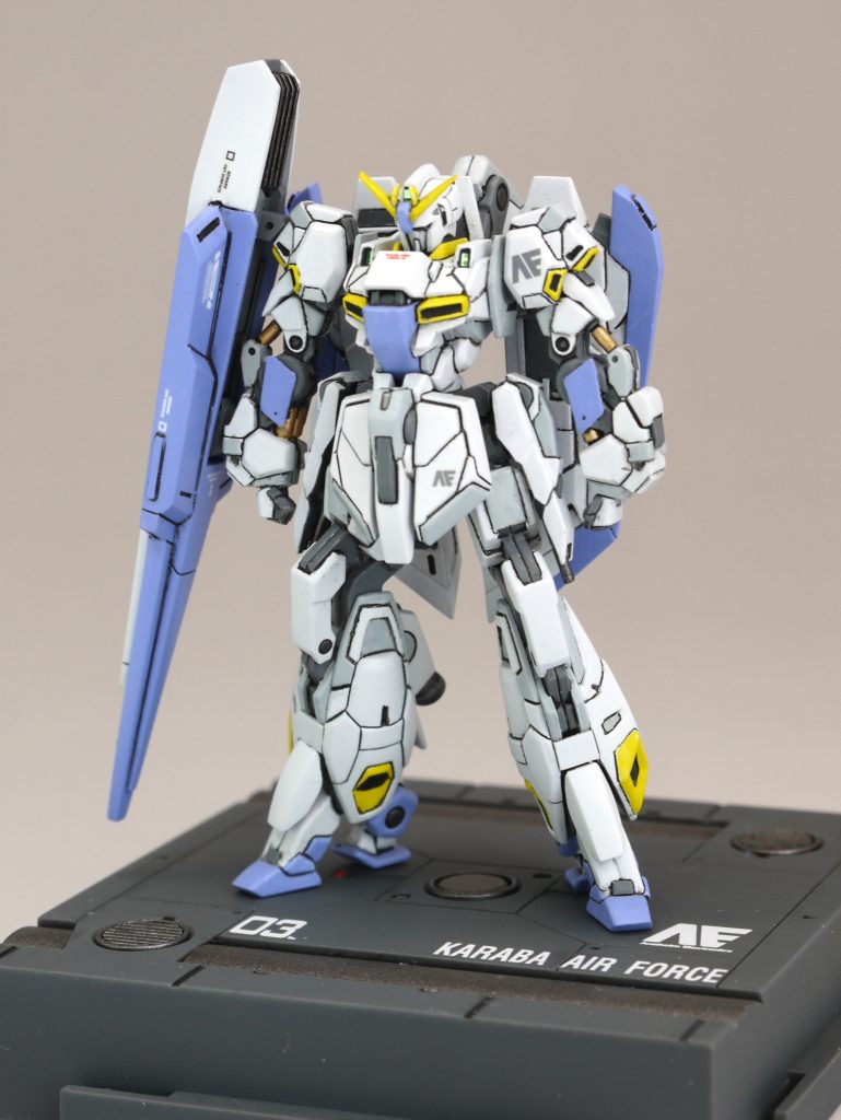 もともとスタイルは良いですが、脚が平行に揃っているのと、アゴが上がっているのが気になったので加工しました。その他の改修ポイントです。・アンテナが前に飛び出し過ぎているので、薄くして額にフィット・トサカを後方にボリュームアップ・頭頂部を削って前後に長く見えるように・前腕の四角いブロックが欲しかったのでプラ板で追加・右腕はまっすぐに加工し、拳はランチャーから切り離して再構築・胸ダクト下のプレートをプラ板で追加・足首前面のアーマーが丸いので、四角く整形・ウイングバインダーの翼をカットし、1段展開されているところをカットして再接着し、収納状態に