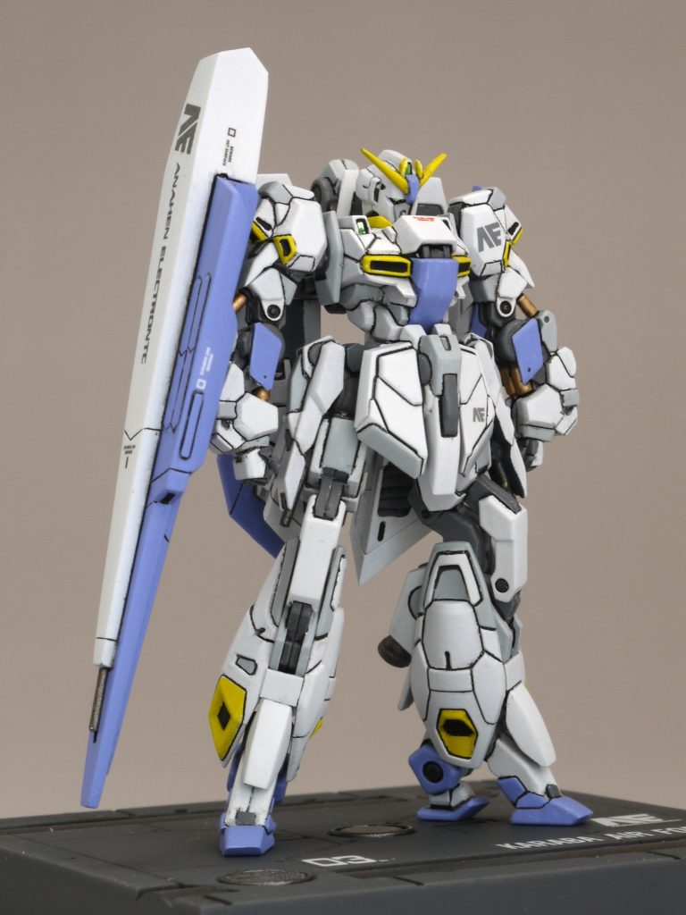 小さくて大変でしたが、楽しくつくることが出来るキットでした。一度、額のアンテナが手元から飛んだときは焦りましたが、無事に見付かりました。あと、今回からグレーのグラデーションの背景紙を導入しました。前回のアレックスで、ホワイトバックで白い被写体は難しいと痛感したので。次はまたMGで少し手のかかるものをつくろうと思っています。ご覧いただきありがとうございました。