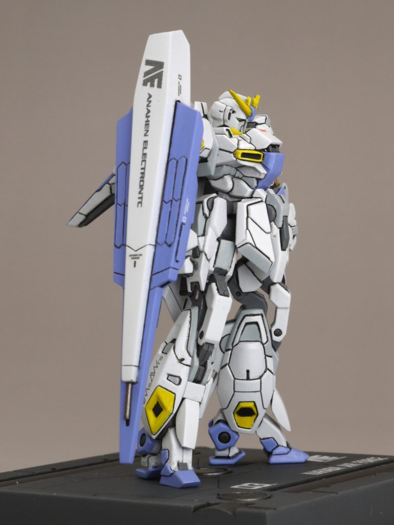 ストライクユニットはプラ板でスクラッチしました。安定するように右肩と前腕の2点に真鍮線で固定してあります。特徴的なハニカム状のディテールは0.1mmのプラシートで再現しました。裏面には0.3mmプラ板でつくったシイタケモールドを入れてあります。また、本体のサイドスカートにはビームカノンを真鍮パイプで追加しています。全体的に設定画通りではありませんが、雰囲気は出せたかと思います。
