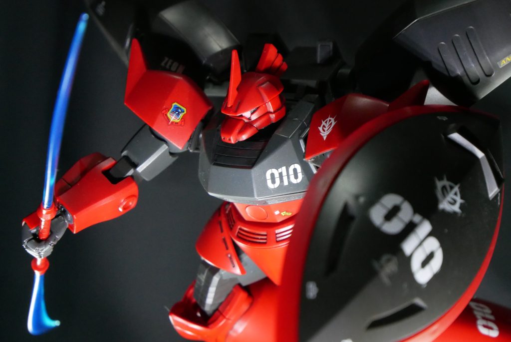 『ジョニーライデンの帰還』は読んだ事がないのですが、最初このMSのデザインを目にした時の衝撃は覚えており、本当にキット化して自立して立っていられるのか不安でした。今回はアクションベースを使用していますが、安定して自立してますね。恐るべしBANDAIのMS開発技術!!!武器も豊富でしたし、ぐりぐり遊べてなかなか良いキットでした(^^♪