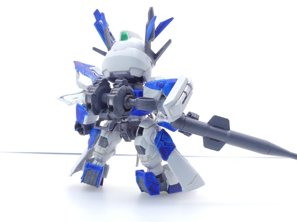 ガンプラフォースの5機目、ガンダムエアリアルがベースのドライバー【マイナス】。時々マイナス思考に陥ることもあるけれどやる時はやるぞ。他のＳＤキットと特に下半身の構造が合わないＳＤＥＸエアリアルの構造上、大まかな変更点は左肩が変わって背中にいつものＫＰリアクターを背負わせたのみ。あとは創傑伝・ＳＤＧＷなどのジャンクパーツで。