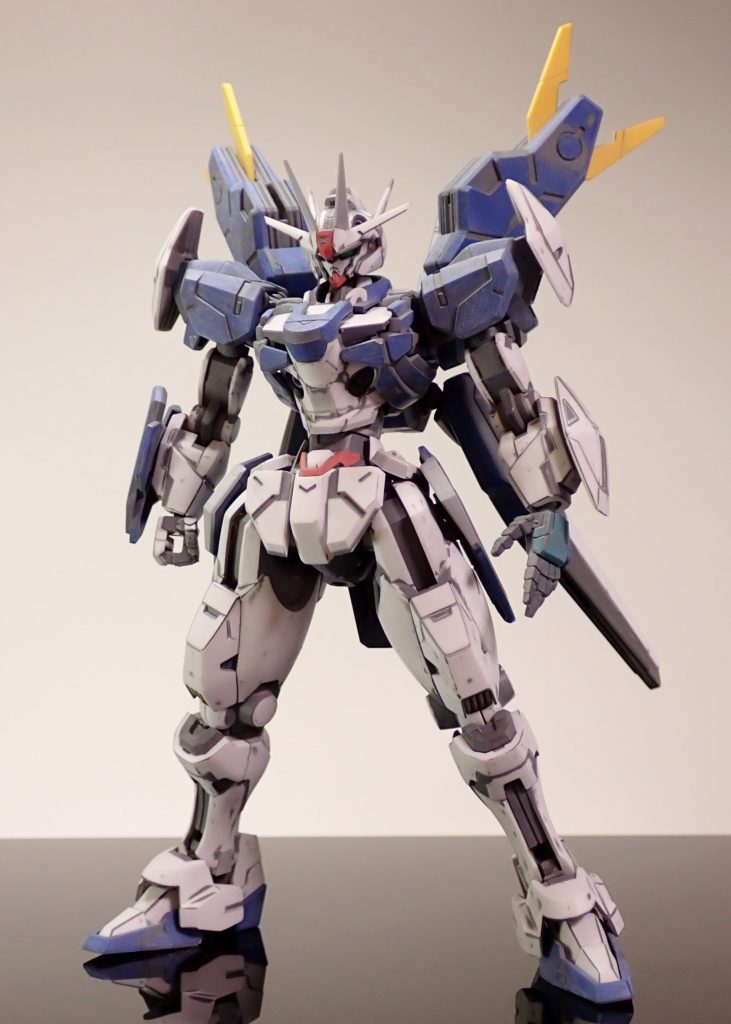 改修点・頭部:ブレードアンテナの一部をプラ板で置き換え。・胴体:腹部の白い部分を真ん中で一旦切り取り角ばった形状に修正。下部で1㎜延長。フレーム部分で1mm延長。襟元の裏側を3.5mm延長。・腕部:肩の位置を上げるため、ボールジョイントを一旦切り離して位置変更。上腕で1㎜幅詰め。平手はルブリスウルから流用。・脚部:股関節で左右1㎜ずつ幅詰め。フライトユニット:フレーム部分で2mm延長。
