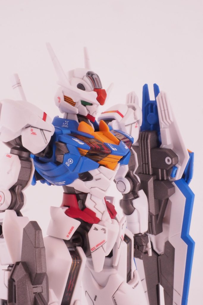 青色はガイアのウルトラブルーとMrカラーのコバルトブルーの混色赤色はガイアのローズディープレッドとMrカラーのサザビーレッドの混色黄色はガイアの橙黄色フレームや武装はMrカラーの焼鉄色