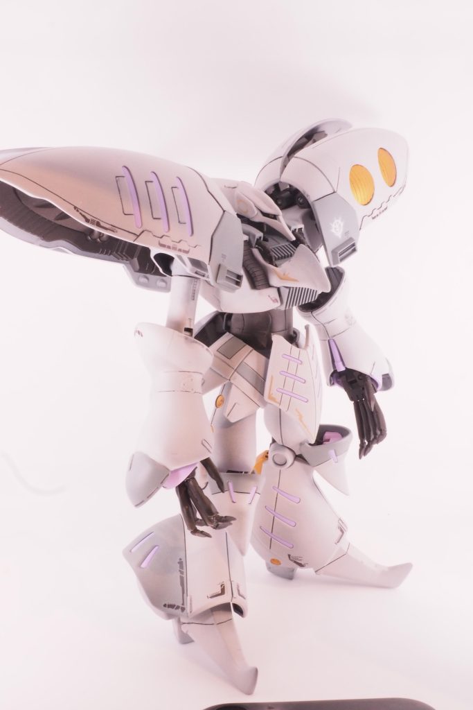 腹部と上腕部を４ミリほど延長肘の出っ張りの形状を変更し、切れ端を袖に移植指は全て切り離し、パテで形状を変更と大型化肩バインダーの端を削り、少し小さくしています頭部にパテを盛り、少し形状を変更腰の外装にプラ板を貼って形状変更（ふんどしみたいだったので）踵にプラ板を貼ってハイヒールにし、爪先にパテを盛り胸部中央のカバーの形状をパテで変更胸部装甲の脇腹箇所の角を削り、見た目を軽くしました