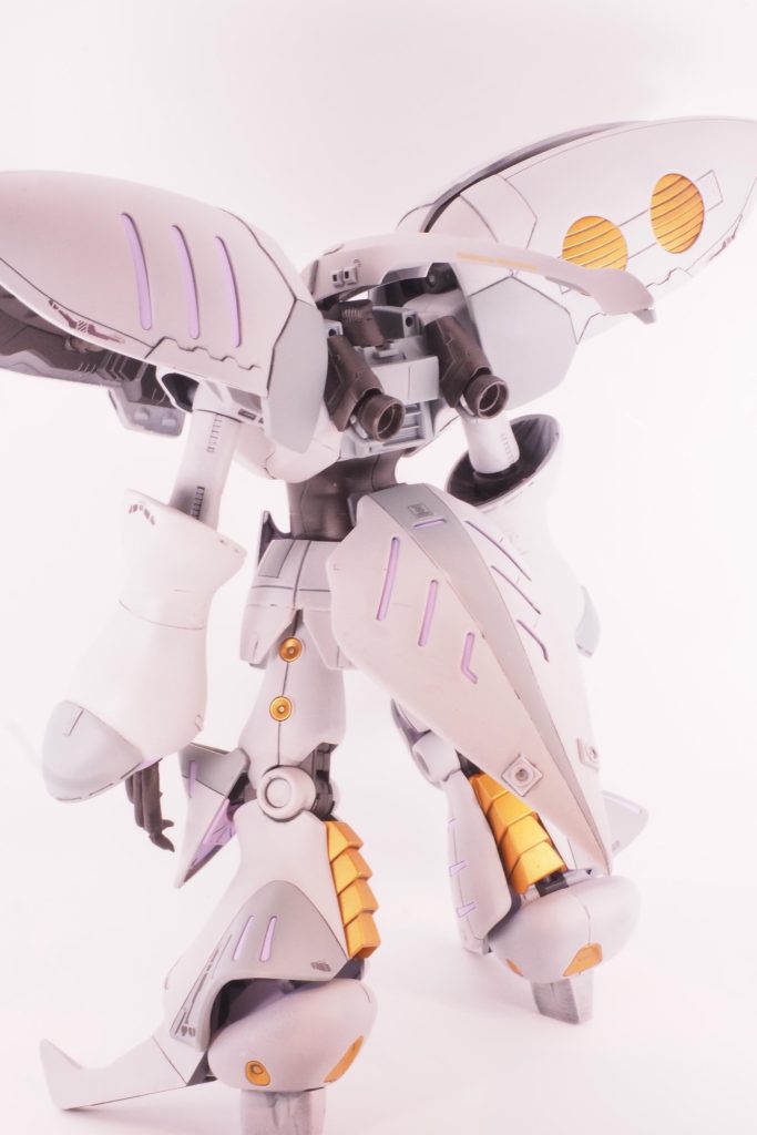 背中にバーニアを増設し、ファンネルコンテナを背中から腰に移設し、パテで大型化。こっちのほうがスカートというか燕尾服のようでかっこいいかと。あとは所々にプラ板やらディテールアップパーツをペタペタ。