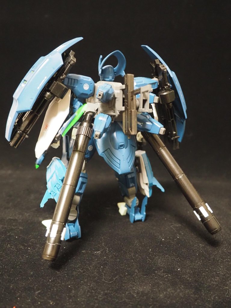 両肩アンビカーには2門のガトリングガ砲を増備、イーシュヴァラも2機から4機に増設、増大するエネルギー消費に対応するためプロペラントタンクも装備している