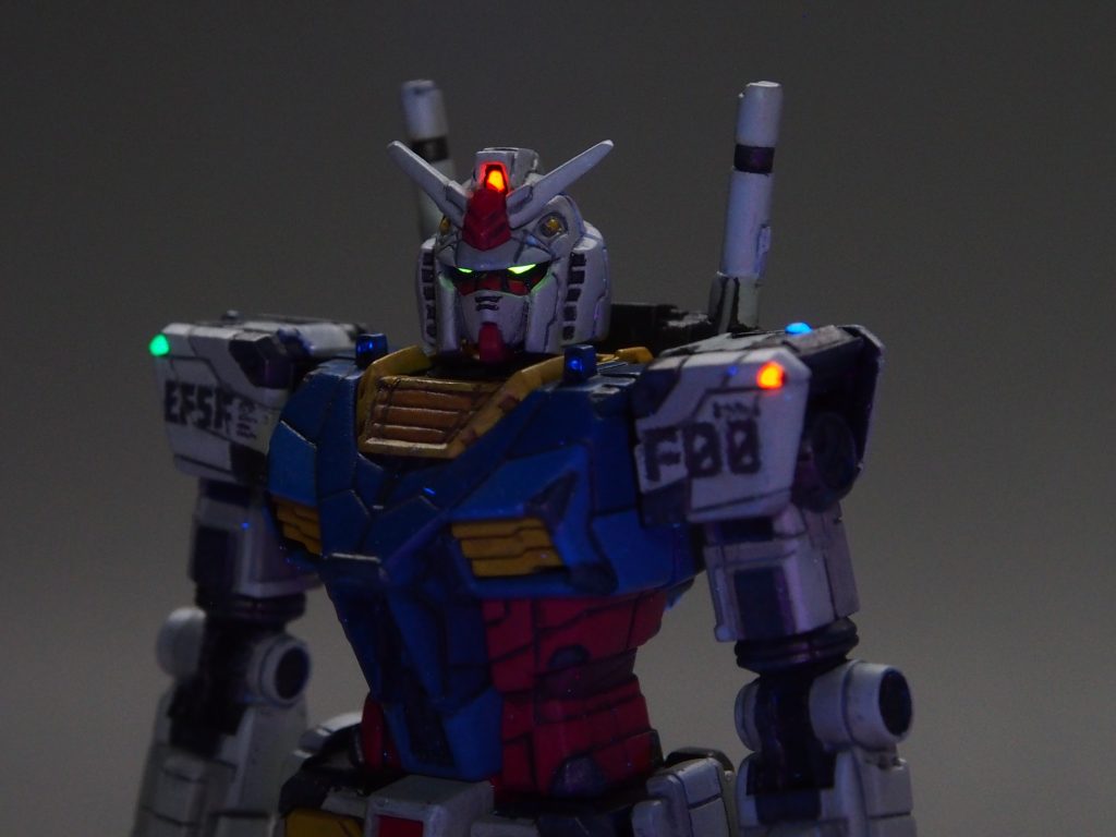 ブラックライト当てたら光ります。塗装中、蛍光塗料をどっさりこぼして大変なことになりました。自分自身まで光りました。