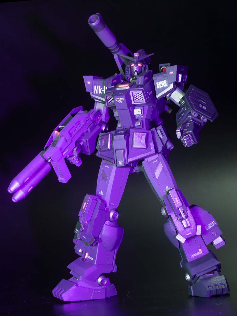 センサー類の蛍光ピンクはブラックライトで光ります。フルアーマーガンダムは元ネタのプラモ狂四郎ではパーフェクトガンダムⅡということで…・二番目のアーマー・肩に背負いもの共通点のある某アメコミのサイドキックの配色をネタにしてます。
