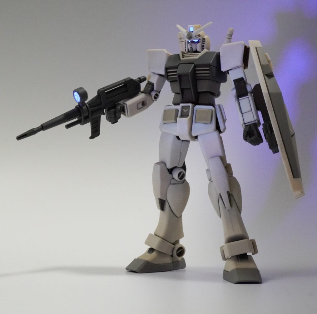 ツインアイとスコープ部は、スーパーファインシルバーで塗装後蛍光クリアーで塗装。ブラックライトで発光します。