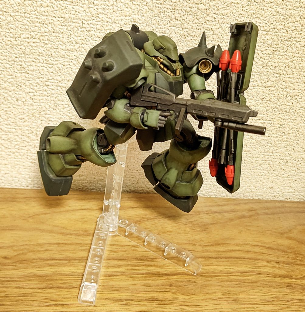 せっかくなのでダリルバルデの台座を使ってみます。モノアイは百均のデコレーションシールを使ったのですが、ひさしが深くて見えません。