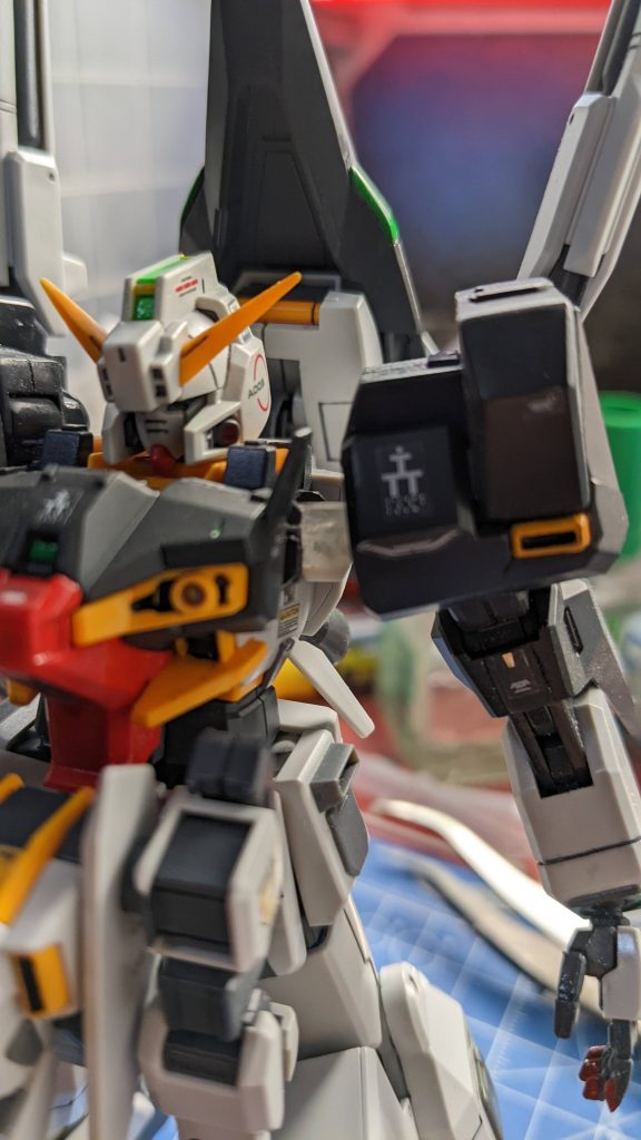 制作途中(しかも終盤)に肩ジョイントが破損するアクシデントが発生。この頃には部品注文も全て品切れ...!万事休すかと思われましたが、見よう見まねでパーツ複製を敢行、事なきを得ました。