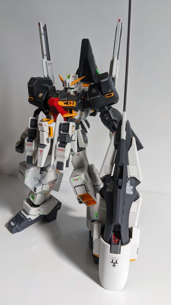 加工は合わせ目消しとディテールアップパーツ貼り。作った頃はスジボリに苦手意識があり、簡単仕上げです。コンポジット・シールドブースターのブレードは付属のものだと長すぎるので、ウーンドウォートと交換しています。