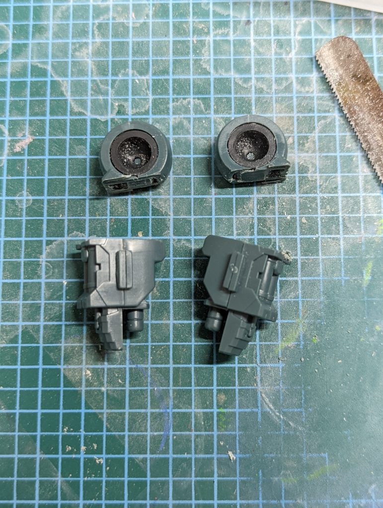 太股フレームはここでカットし、ポリキャップとプラ棒でロール軸をこさえます。