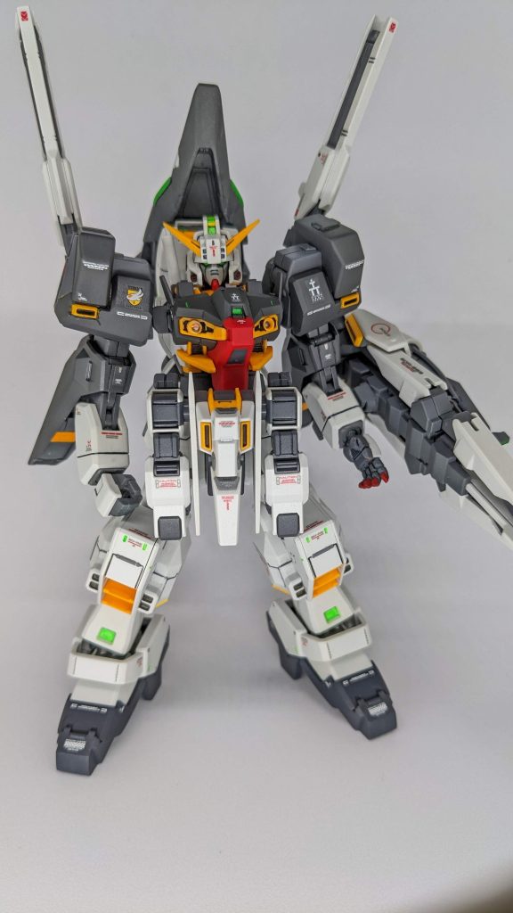 塗装したは本体白以外全てです。肩スラスターのオレンジを筆塗りしたのですが、発色も悪く我慢弱い性格が災いし何度もやり直しました...胸のセンサーもパール調のアイテムを埋め込んでいますが、加工に失敗して真ん中のガード(㈠←これのーの部分)が消失しています。