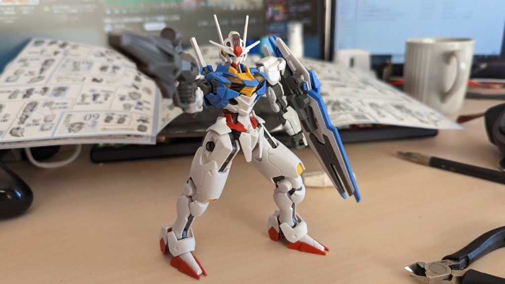 んでも素組みだけでも全然格好いいんですよね…ホントに驚きました。関節はグリグリ動くし、パーツ自体の精度は昔と段違いだし、そんなあたりに感動してプラモ製作に復帰した訳ですが…