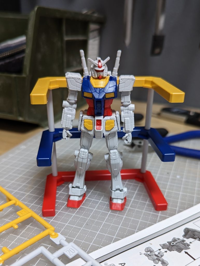 仮組です。中高生のころ、ウォーハンマー40Kを遊んでいましたが、今回は初めてのガンダムで、15年ぶりのプラモデルになりましたのでわくわくしました。