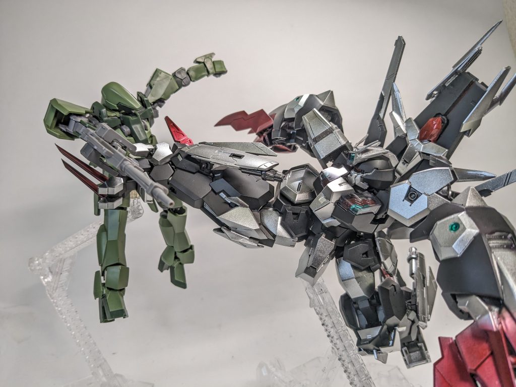 脚部の変形とビームの展開で猛禽類のような爪になります!!!