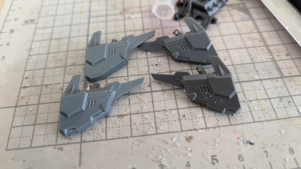 してエクスインパルスの何がアレって、モールドが多いけど…○意味不明なのも多い○彫りが浅いのが多い例えば肩装甲のモールドなんかが良い例なんですが、下部に凹モールドが成形されてるけど【途中で終わってる？】という感じで何を表現したかったのか意味不明なんスよねコレ。こういう感じのモールドが多数あったので、彫ったり削ったりがスゴイ多かったです。