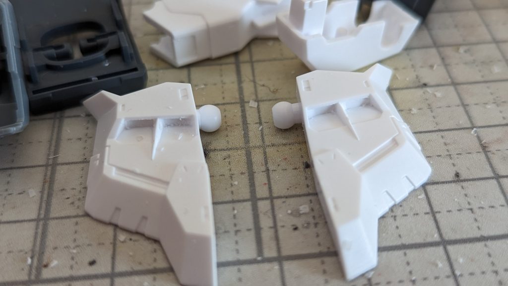 更に言うと【これ MG のキットよな？】と目を疑う内容が多く、例えば腰回り装甲には裏打ちの部品はありません。また元のキットの設計年次が古いのもあるのでせうか【ABS パーツが多用されている】のもかなりネックで、今回は塗装にも気を使いました。具体的には【ファレフォ プライマー】という、水性ながら扱いやすい塗料を入手して対応してました。原液のママでも筆塗りであろうが凄く伸びるので、ABS として下地処理するべきパーツは結構あった（というか内部フレーム殆ど）のですが、数[ml]程度しか塗料使わなくて済みました。