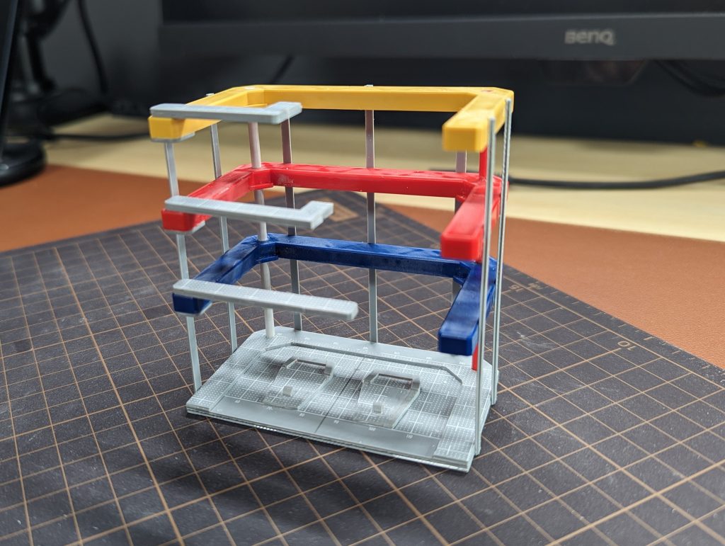 付属のドックのトリコロールのパーツを活かして、実物のように各増を首・腰・膝に合わせて高さをう調整し、フレームやベース、可動デッキなど1㎜プラバンとランナーで作りました。