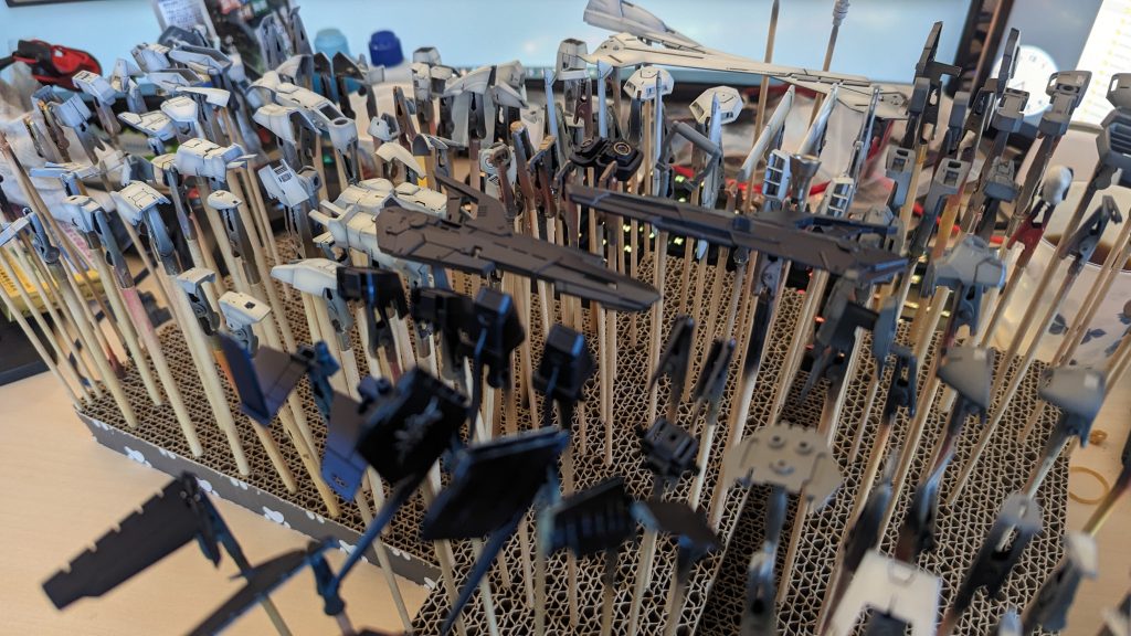 部品数はまぁ・・・言うほど無いですね。少ないとは申しませんが、ディテールアップ部品が少ない（先述のアーマー裏打ちパーツ等）ので余計にそんな印象。ちなみに使ってる塗料自体は基本的にクレオスさんの塗料です。・暗めの灰色（内部フレーム等）・明るめの灰色（外装色1）・白いところ（外装色2）・非常に暗い青（エクスシルエット）・赤いところ（腹・爪先・踵）・橙色のところ（頭部アンテナ、胸の飾り、盾の飾りなど）上記のウチでグラデーション塗装は【明るめの灰色・白いところ・赤いところ】にそれぞれ実施しています。最終的に着色したい色よりも暗めの色を下地に施工して後に、上塗りをグラデーション付けて吹いてくとかいうアレ。なおグラデーション塗装だけでなく、更にその上にアレとか載せて最終的な表面を作ってますが、ココでは割愛・・・あ、クレオスさんの塗料がメインなのはホントだけど、一部にはガイアさんのも使ってます。詳しい人が見ればドレがドレなのか判ると思うけど。