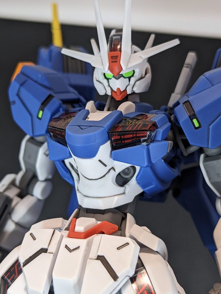 今回バックショット撮ってないという。普通に組んだだけだからねしかたないね。上から見ると目つきは鋭く、下から見ると大きな目に。もう少し丸みをもたせたかったんですが、ツインアイ自体をいじる必要があるっぽかったのでこうなりました。アニメだと、Gセルフなんかもそうですが子供っぽいというか、少年顔なんですよね、エアリアルくんって。目の印象がそっちよりなんだろうなと思っております。フェイス部の切り離しはガンダムらしさの強調みたいなもので、スミ入れで誤魔化すくらいならきってしまえと。フェイスの奥にグレーのパーツがあるので、それを生かしてます。への字スリットはね。やらない理由がなかった。