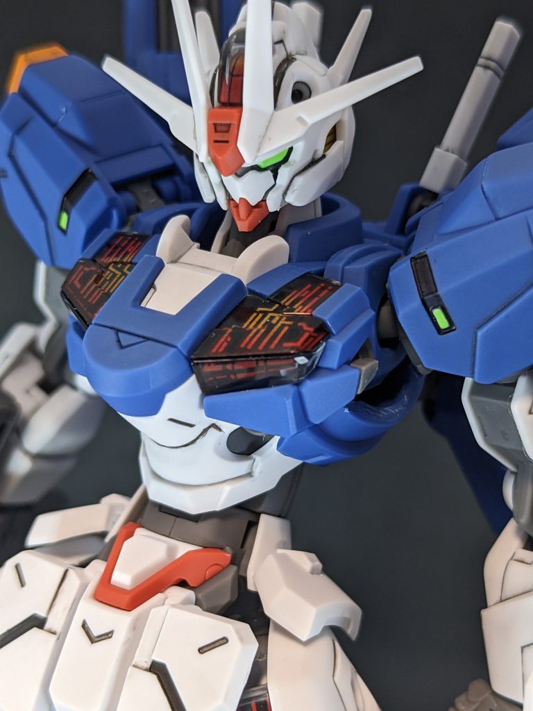 エアリアルくんの時にはやらなかったものの、組んだあとで、削ればいいんじゃないかって思ったのが脇の下にある段々装甲の一番外側。もちろん隙間ができるんですが、まぁ遠目には見えないしな・・・ってなって削っただけです。埋めて問題があるとすれば関節パーツとの干渉くらいなので、デザインとして埋めるのもありありですね。なお、あれを削ることで真正面から見たときの上半身の横幅を抑えバランスがよくなります。たぶん。まぁでもプロの方もやはり削ってたので、ありなのでしょう。