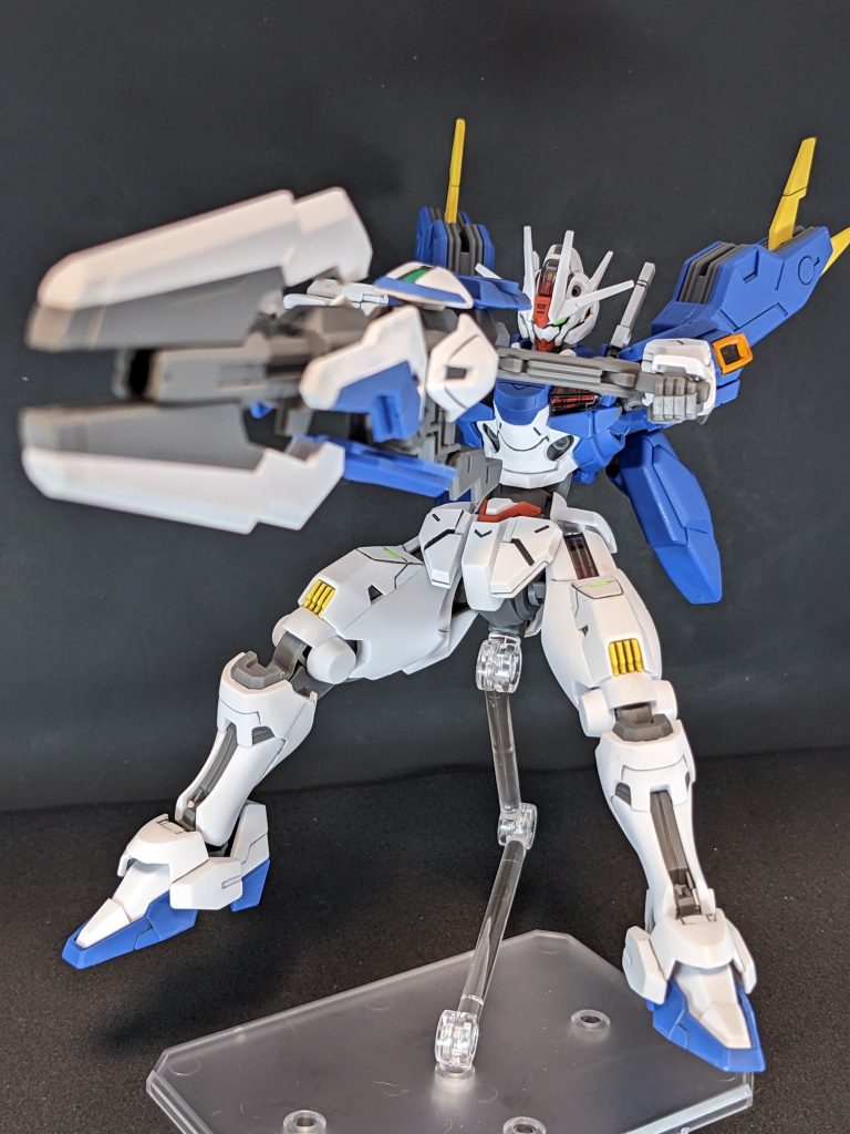 イメージ的にはウィングゼロのツインバスターライフル発射ポーズですかね。近い威力ありそうですし。飛翔能力、攻撃手段、防御手段を内蔵しながらライフルへの合体と高威力ビーム放出まで可能にするビット、一体どうなってんでしょうね。中身。なお、エアリアルくんの時に話題になった腹部延長と足の付根の位置交換はしておりません。