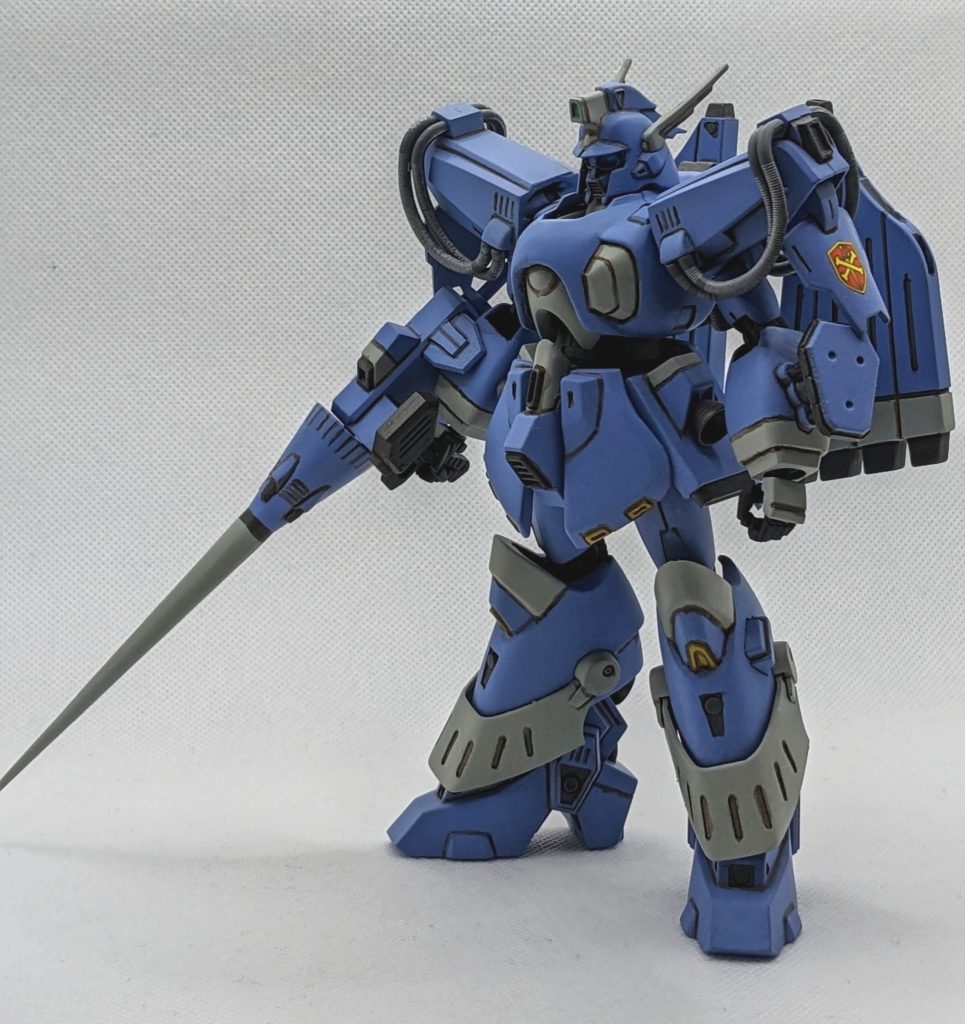 旧キットの胴体部を上下左右にカットして大幅に小型化、関節部分はRe/100ビギナ・ギナのものを移植しています。スマートな印象に仕上がっているビギナ・ギナに対して鎧を着こんでいる様な、少しどっしりした感じになる様バランス調整しています。