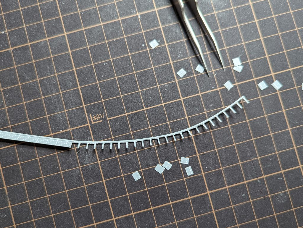 安全第一です。0.3mmのプラバンをカットし手すりを作りました。この作業に一番時間をかけました。手すりがないとデッキから落ちそうですので、仕方ありませんでした。