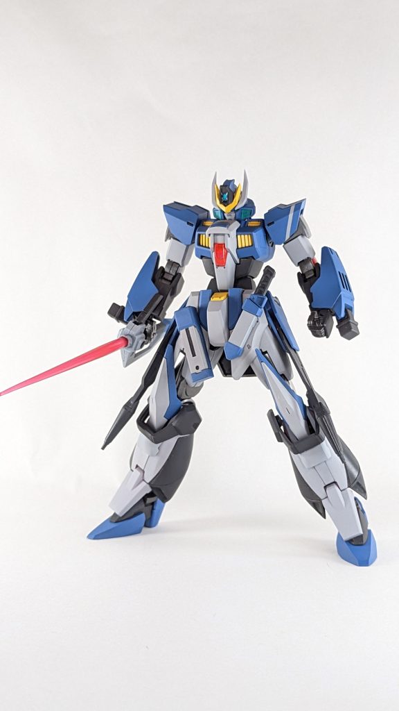 諸々外した軽装形態です すっきりしててもかっこいいでしょうライフルのグリップはバレルを接続しない状態だとビームスピアとして機能しますその他にもフロントスカートにはライフルの予備Eパックとコンバットナイフがついています