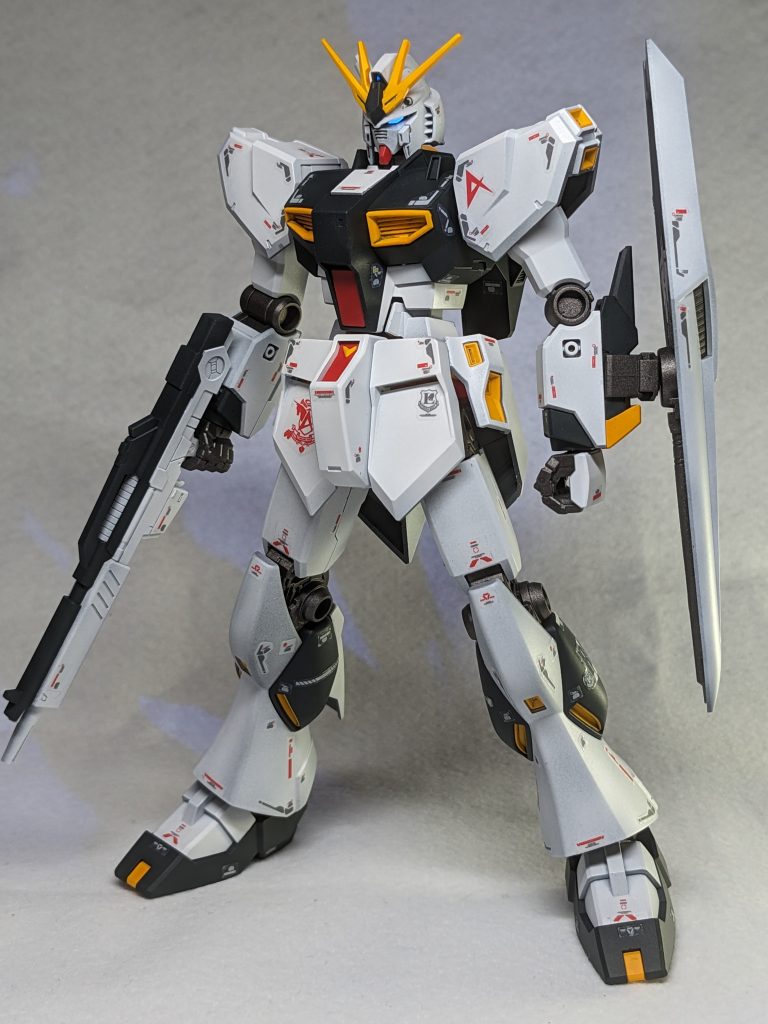 RGνガンダムとRGνガンダムの水転写式デカールが手に入ったため、付属のシールが余るなと思いフィンファンネル用のシールも含めて全部張りました。