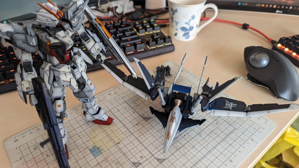 なんやかんや書いてまいりましたが、まとも？にグラデーション塗装をしたのは初めてなんですけども。確かに情報量が増えますね。今回は【強引に影になるところを描いている】感じでグラデーションを実施しましたが、お陰で？造形がより【強引に】立体感が増した感じに出来上がったと思います。確かにコレが出来るようになるとグラデーション塗装一辺倒になるだろうなぁ・・・とは実際に手を動かして思いました。言うてまだまだ【グラデーション塗装の一端】を垣間見ただけなので、暫くは自分もグラデーション塗装の練習がてら色々と作ってみようかとは思いました。