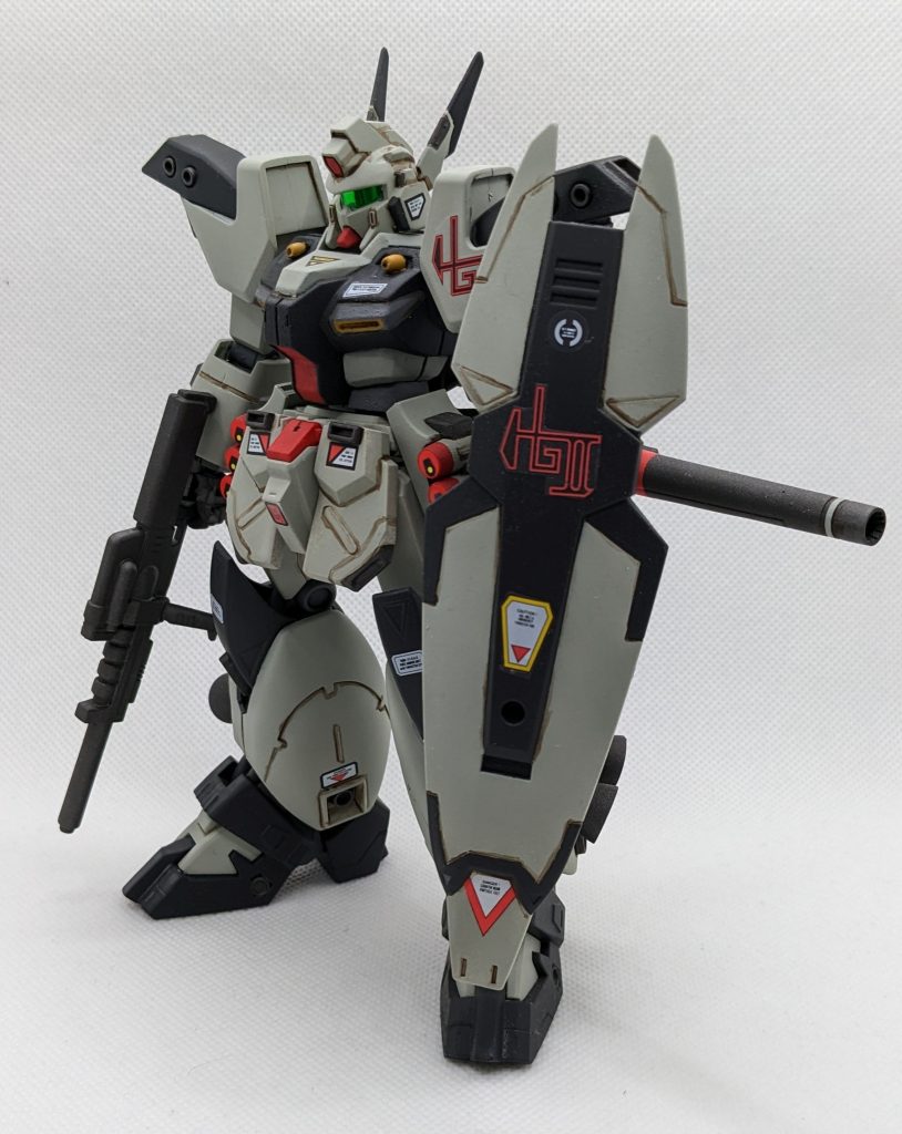 元キットの手足の長さが長すぎると感じ、また関節部分の保持力が弱かったので、肘から肩までの両腕と腰から膝までの関節にジェガンブラストマスターのパーツを組み込みました。