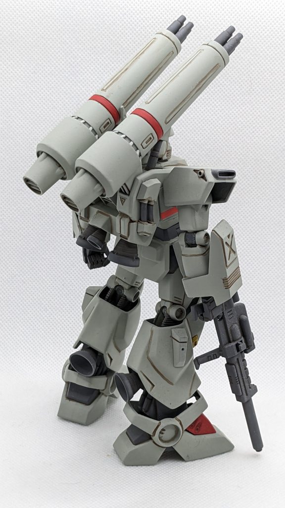 当時キットの常で、特に背面は一部成型色の組み合わせが不思議な事になっていたのでエアブラシで全塗装を実施しました。