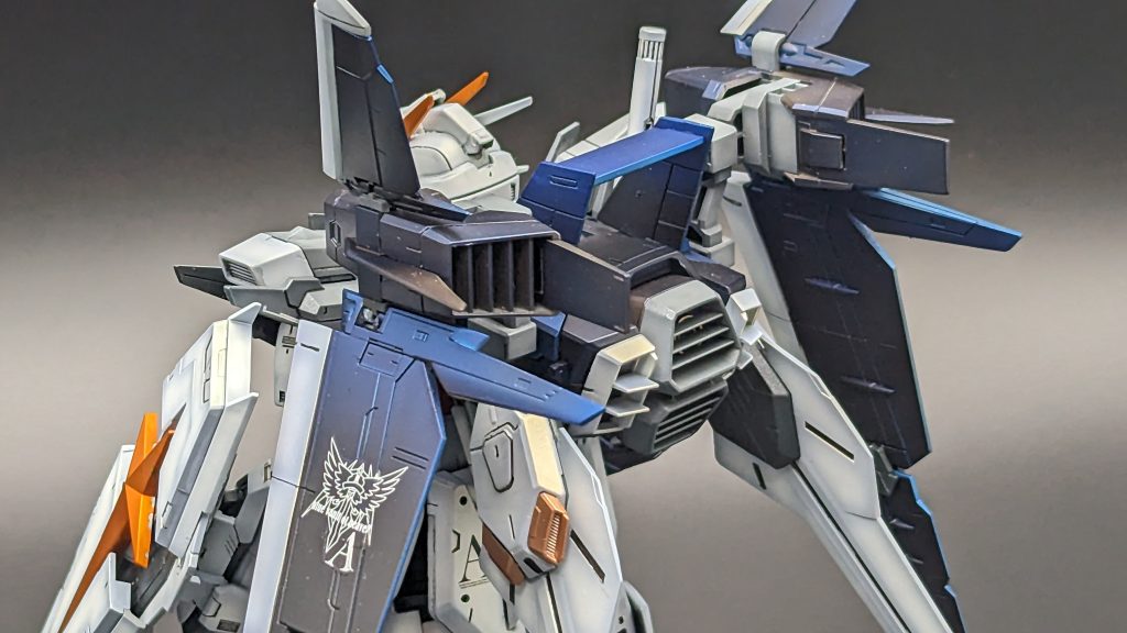 そもそも本体の情報量が多い機体なのに、さらにこの【エクスシルエット】と呼ばれるバックパックの造形がまぁ大変なことになってて。ガンダムに羽ですよ？！すげーな邪魔じゃね？とか思うんですが、設定的には大気圏で戦う MS と想像されるので、空力による制御・性能向上を狙った造形ということなのでせうか。知らんけど。なんかよく判らんけど、何か不思議と格好良さを感じる謎の機体というのが個人的な印象。