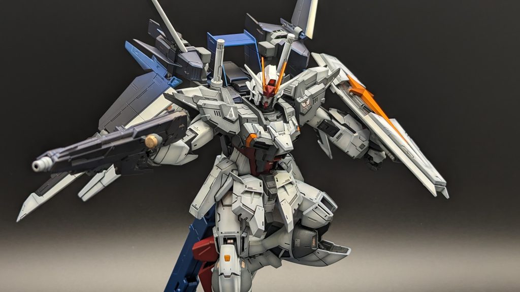 んで調べるとこの SEED 世代のガンダムは、バックパック？的な装備が【シルエット】と呼ばれるらしくて、そのシルエットの違いで運用が違う？機体の差別化を図ってるとかいう設定みたいスな。能書きは適当にさておき【改造ガンプラ】の話から来るアレなのか知りませんが、そもそもキットが持つ情報量が多い造形になってるとは思います。情報量というかモールドが通常のキットに比べると増えてる（≠細かい）印象を最初は受けました。まぁこの【増えたモールド】のせいで余計な工作が増えたんですが、それは後述の工作記を御覧ください。