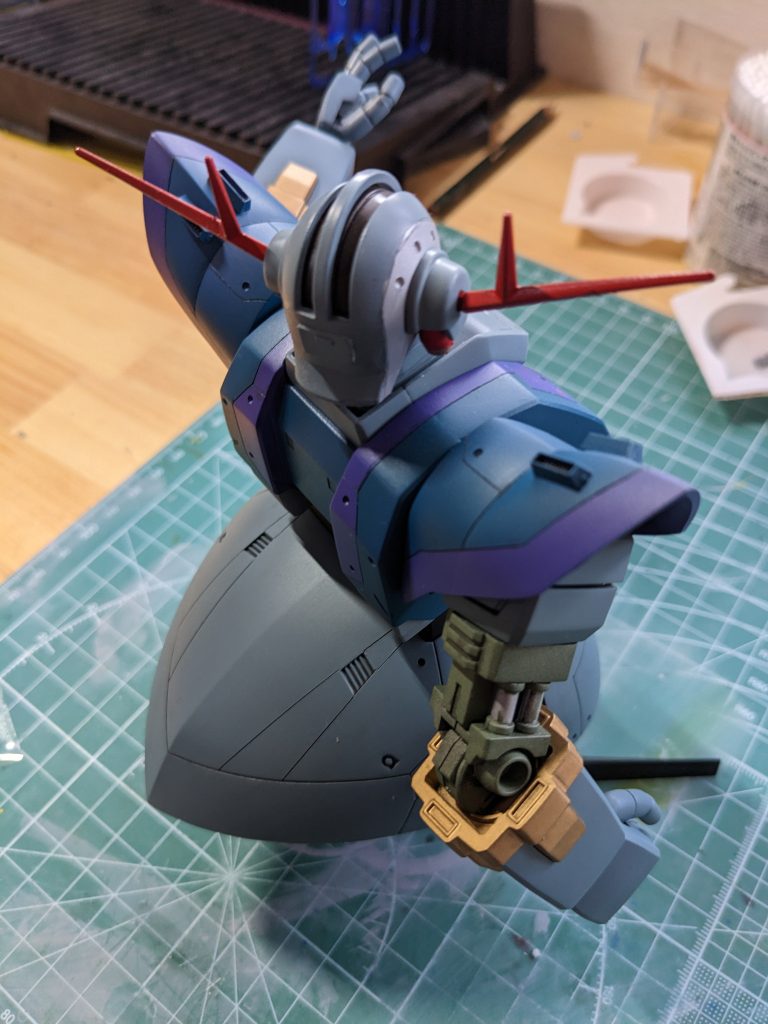 後ろです。基本のっぺらしたパーツばかりなので、スジ彫り考えるの大変でした。マスキング下手くそで、かなりはみ出してます。これからもっと練習ですね。