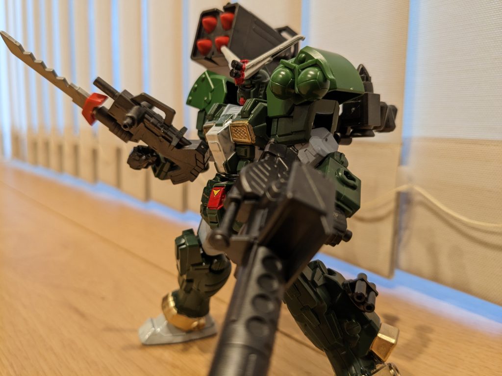 サイドショットその1。肩アーマー、武器そのままです。アンテナはフルアーマーガンダムのアンテナの上に、コマンドガンダムのアンテナ中身を接着して色を塗り替えました。アンテナ中央は細めのランナー2本を接着し、黒鉄色で塗り、メタルレッドで墨入れをしたらそれっぽくなりました。