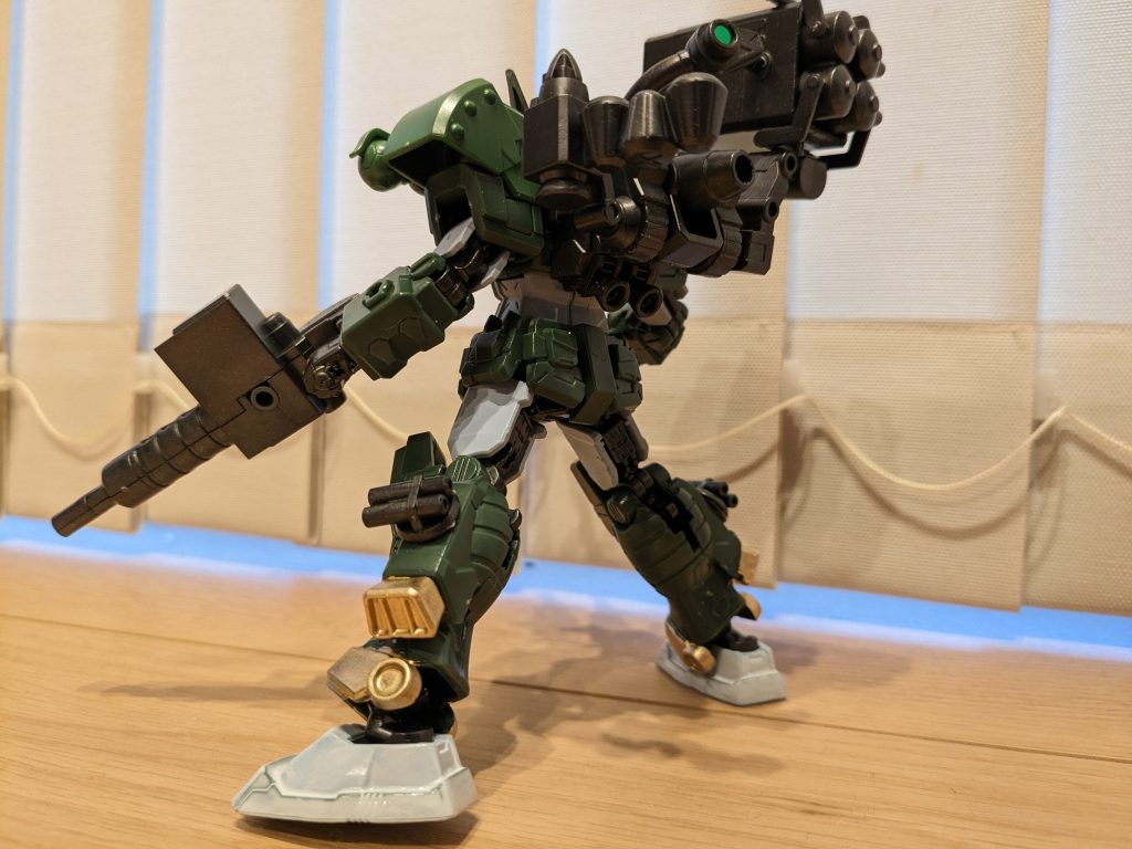 バックショットその1。コマンドのバックパック装着のためにフルアーマーのバックパック加工するのが一番大変だったかもしれませんが、なんとかなったかなという感じです。バルカンポッドとスコープは、設定を変えてバックパックから接続しました。もちろん、スコープは前に向けることもできます。