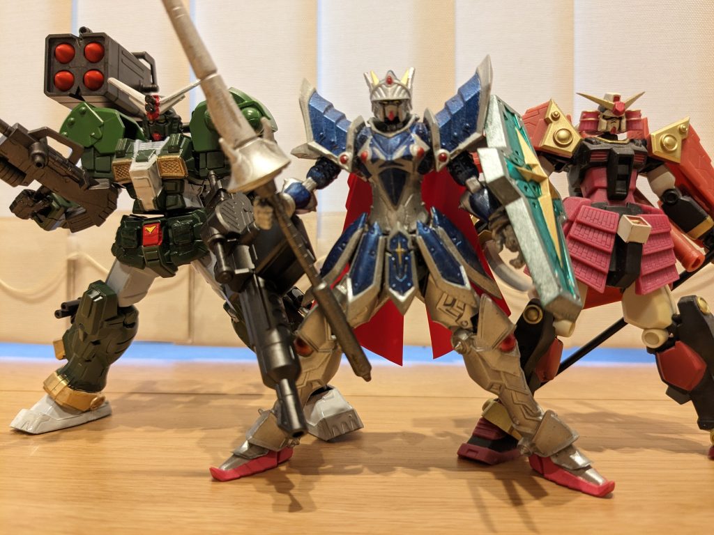 そして何より、プライズ景品の騎馬武者頑駄無、以前投稿した騎士ガンダムを霞の鎧と力の盾に変えたものとのスリーショット。これがしたくて始めたような企画でした。知ってる方は知っている、そんな1枚です(笑)以上、コマンドガンダムでした。残り3体ほど作成予定です。良ければ今後も見ていただけると嬉しいです。ご覧いただき、ありがとうございました!