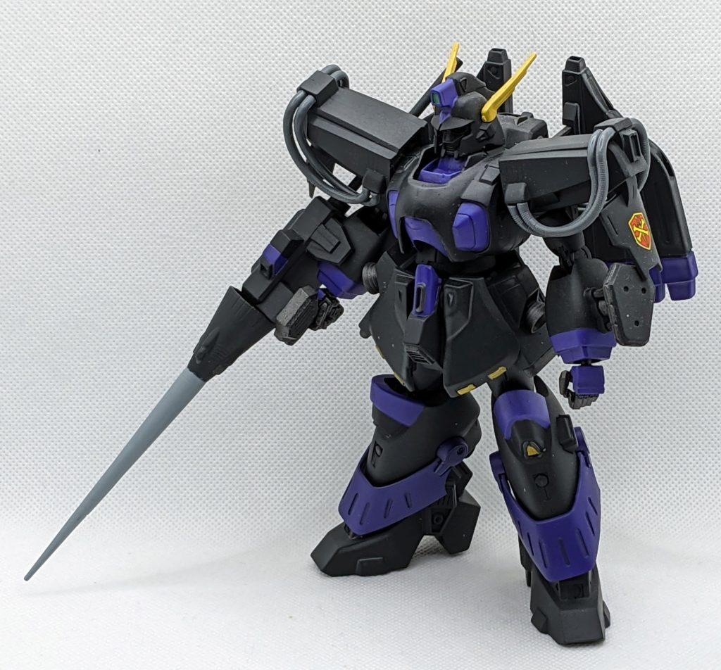 外観を決める特徴的なパーツは旧キットから、保持強度を保つ為に関節パーツ周辺はRe/100のものを移植しました。